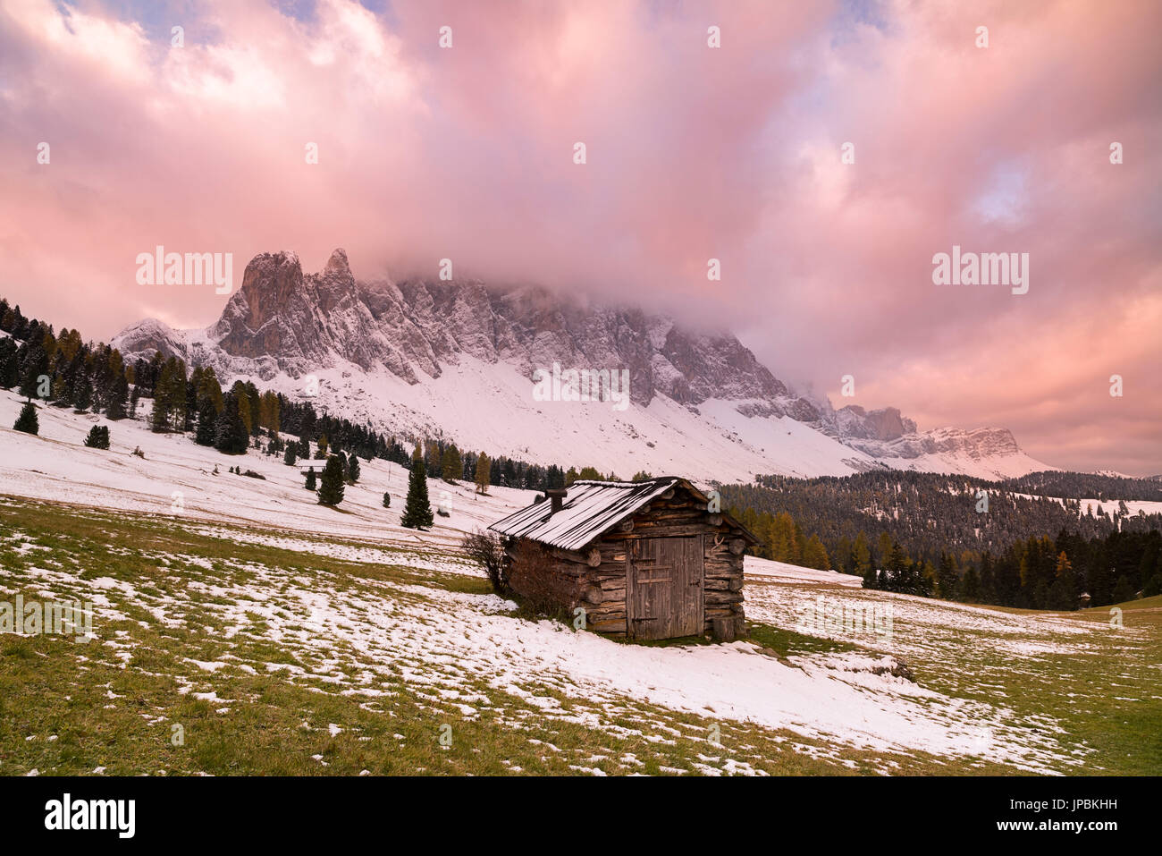 Natürlichen Park Puez-Geisler, Provinz Bozen, Trentino Alto Adige, Italien-Sonnenaufgang in der natürlichen park Puez-Geisler mit dem ersten Herbst Schnee Stockfoto