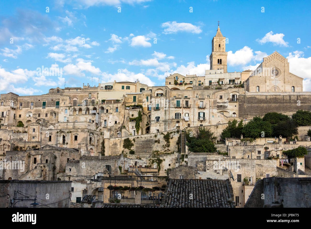 Typische Häuser und Kirchen in der Altstadt, genannt Sassi thront auf Felsen auf Hügel Matera-Basilikata-Italien-Europa Stockfoto