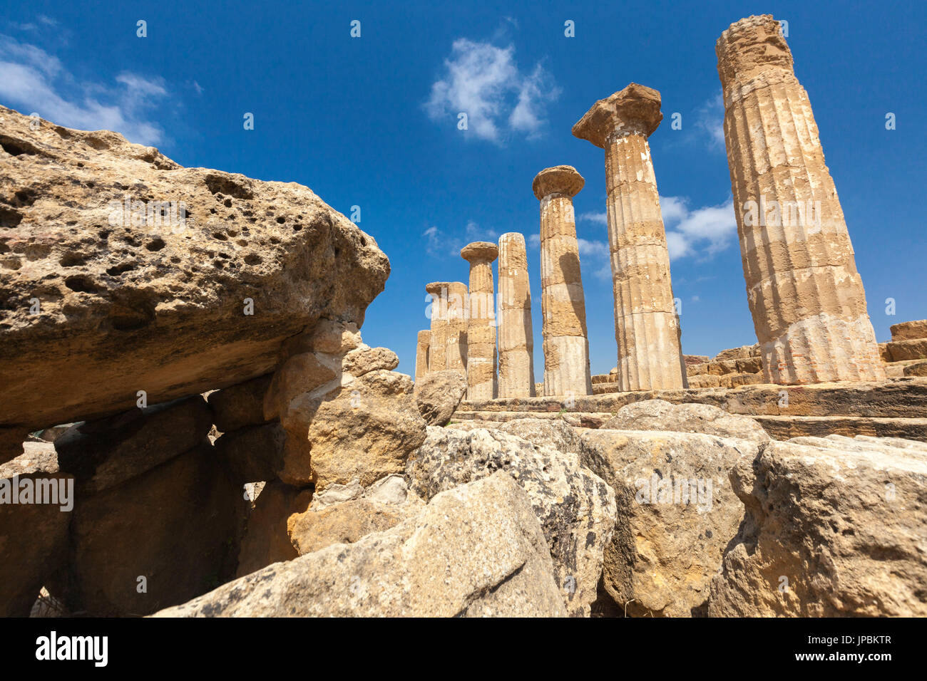 Antiken Säulen der Tempel der Juno ein griechischer Tempel der antiken Stadt Akragas Valle dei Templi Agrigento Sizilien Italien Europa Stockfoto