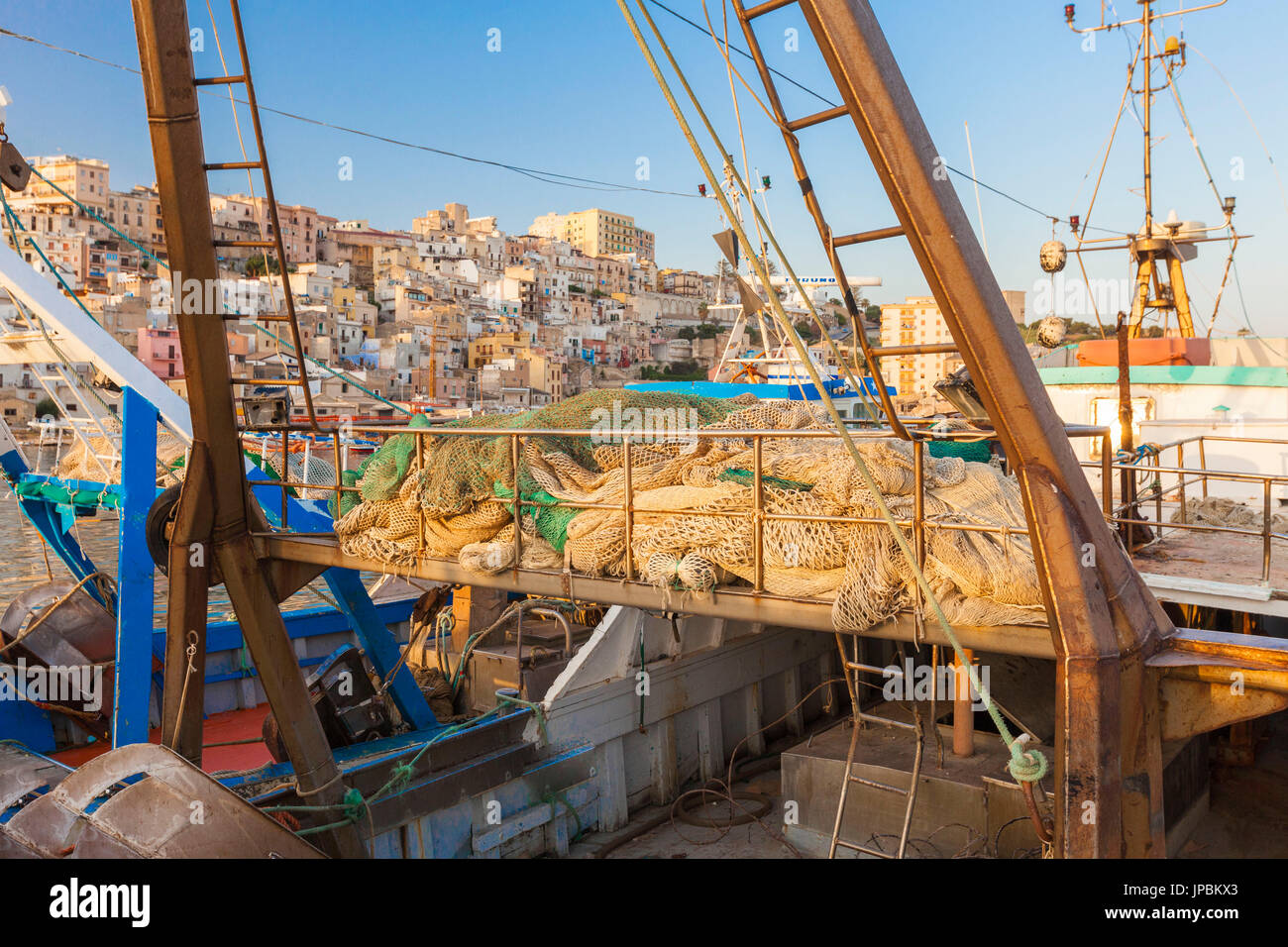 Die Fischerboote vertäut im Hafen Rahmen der alten Stadt von Sciacca Provinz von Agrigento Sizilien Italien Europa Stockfoto