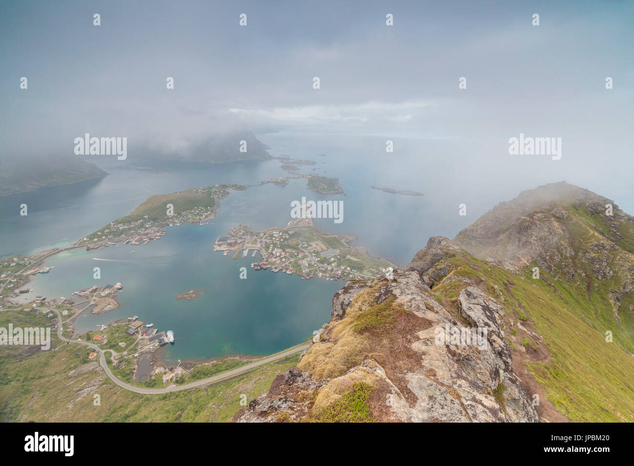 Draufsicht der Seen und Meer unter einem nebligen Himmel vom felsigen Gipfel des Reinebringen Berg Moskenes Lofoten Inseln Norwegen Europa Stockfoto