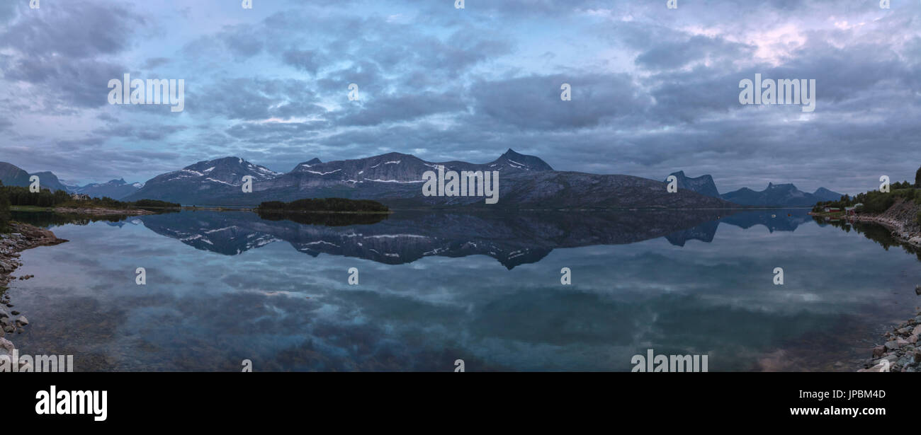 Blauer Himmel und Wolken in der Dämmerung leuchtet die felsigen Gipfeln spiegelt sich im kristallklaren Meer Vidrek Ofotfjord Norwegen Europa Stockfoto