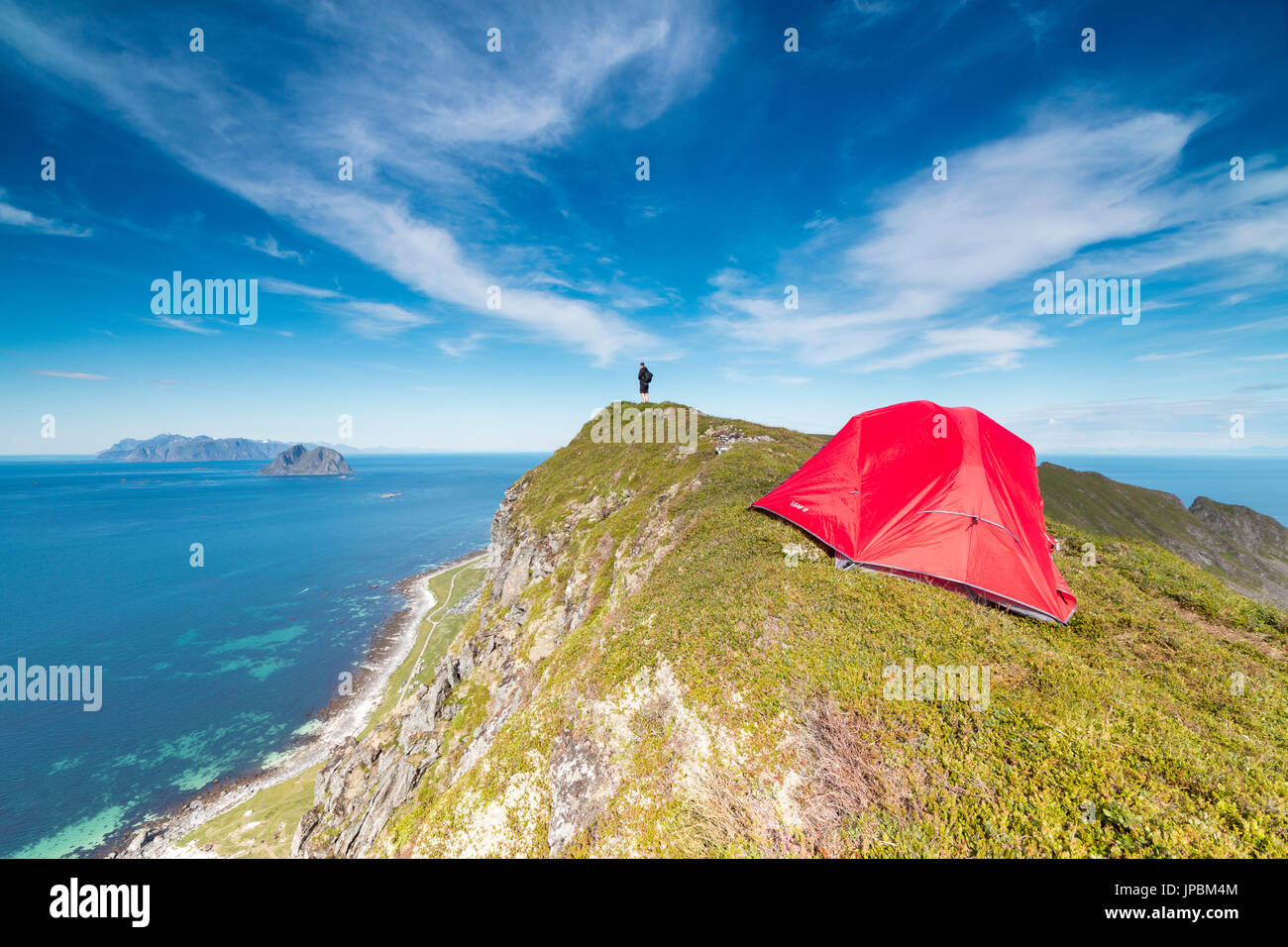 Zelt und Wanderer auf Bergrücken mit Blick auf das Meer Sorland Vaeroy Insel Nordland county Lofoten Inselgruppe Norwegen Europa Stockfoto