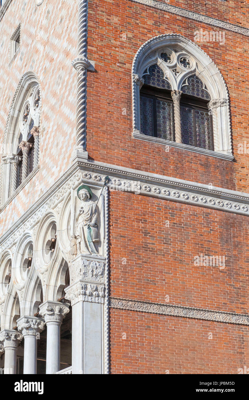 Details der Architektur von Statuen und Dekorationen von der alten Campanile di San Marco Venedig Veneto Italien Europa Stockfoto