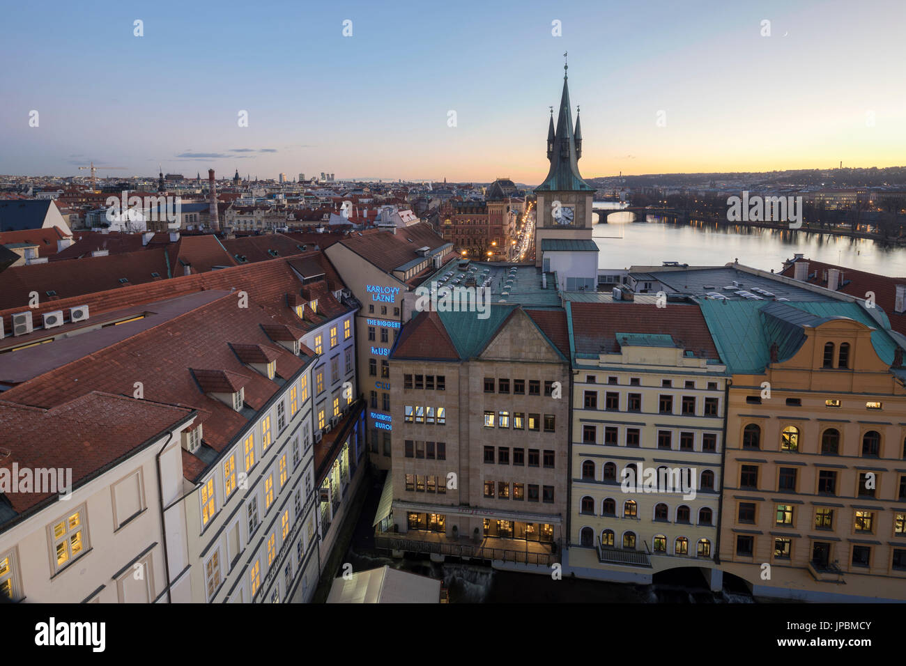 Sonnenuntergang Leuchten des Winters auf die historische Altstadt, umrahmt von Fluss Prag Tschechische Republik Europa Stockfoto