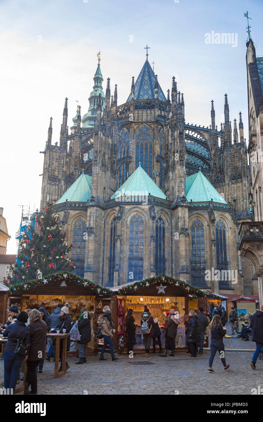 Touristen auf den Weihnachtsmärkten mit Blick auf die Kathedrale Saint Vitus alte Stadt Square Prag Tschechische Republik Europas Stockfoto