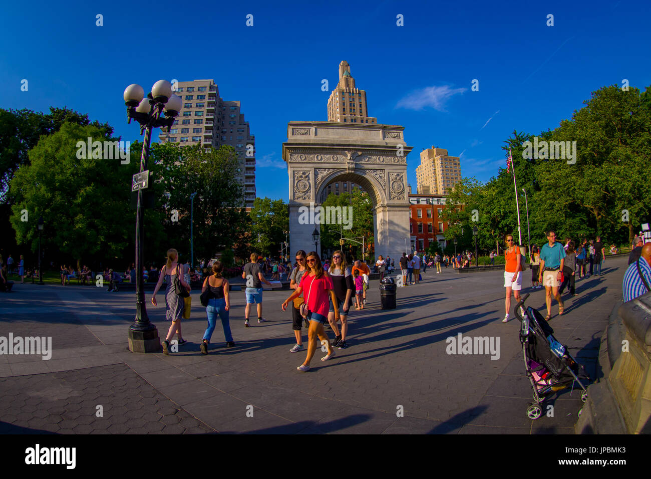 NEW YORK - 22. Juli 2017: Unbekannte Menschen genießen den Sommertag im Washington Square Park Arch, New York Stockfoto