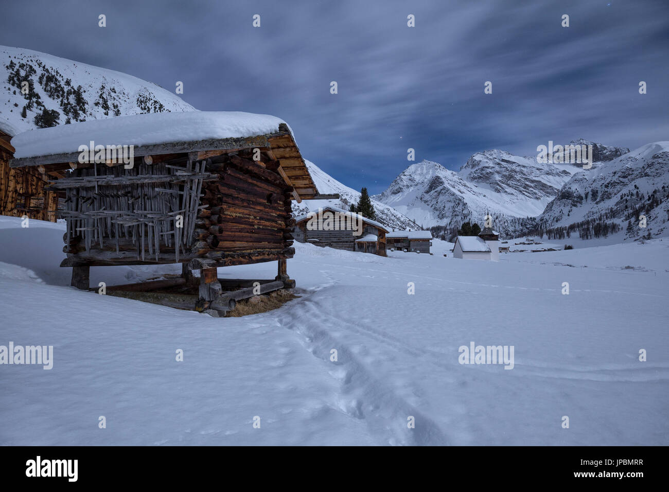 switzerland-winter-village-night-fotos-und-bildmaterial-in-hoher
