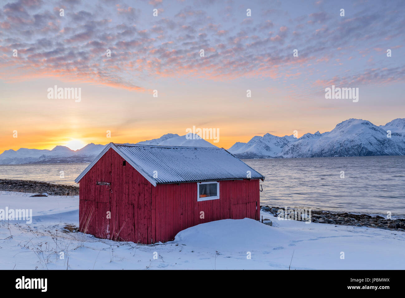 Traditionelle rote Fischerhaus. Nordmannvik, Kafjord, Lyngen Alpen, Troms, Norwegen, Lappland, Europas. Stockfoto
