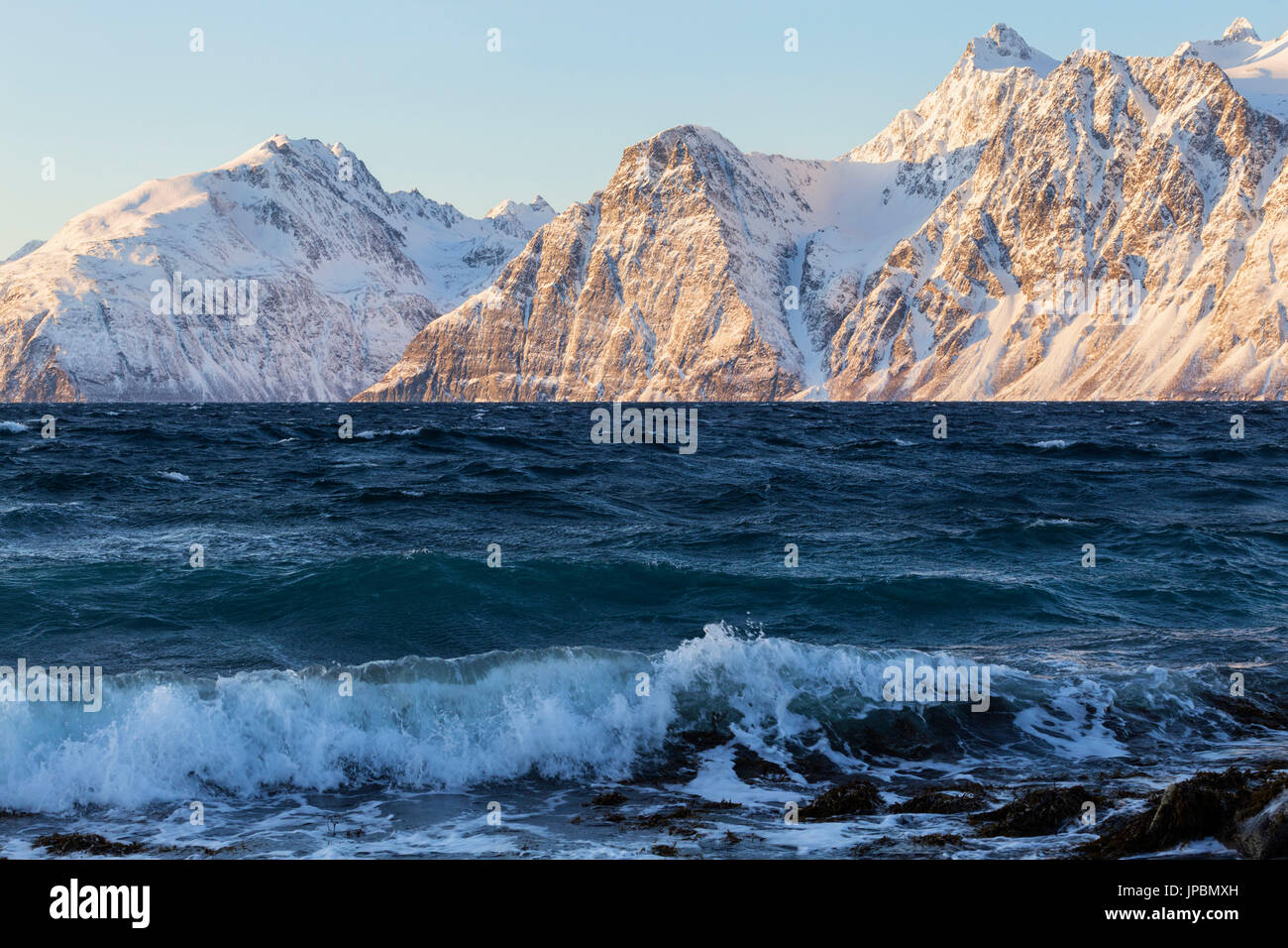 Die Wellen brechen an der windigen Küste. Spaknesora Naturreservat, Djupvik, Lyngenfjord, Lyngen Alpen, Troms, Norwegen, Lappland, Europas. Stockfoto