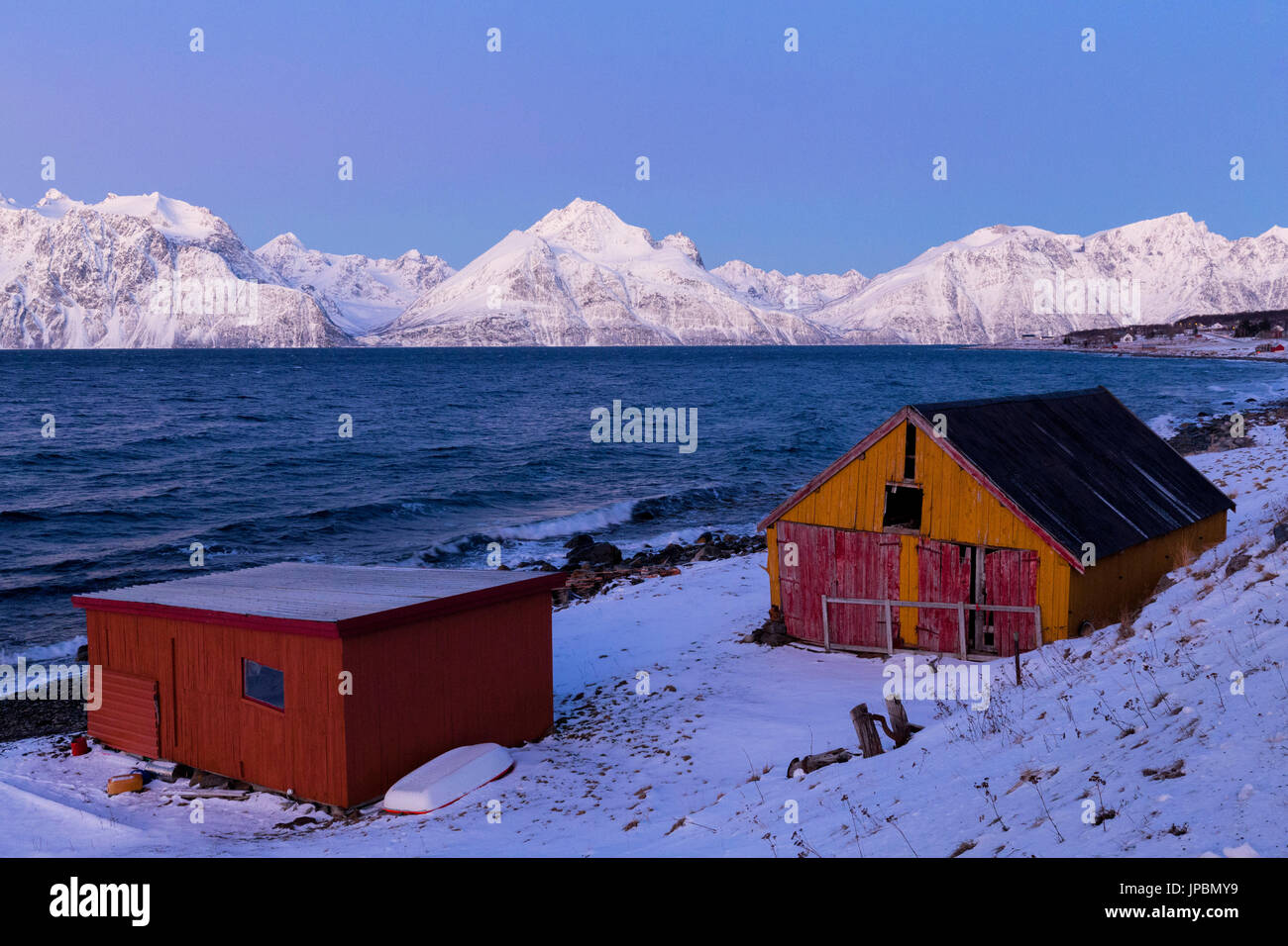 Typische Häuser der Fischer während der Dämmerung. Hammarvika, Lyngenfjord, Lyngen Alpen, Troms, Norwegen, Lappland, Europas. Stockfoto