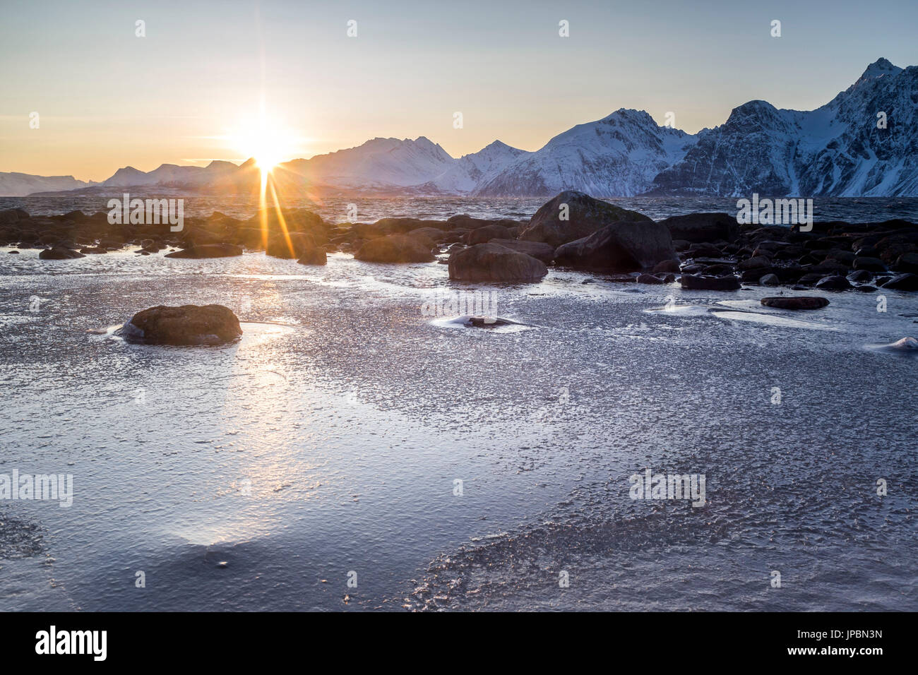 Die Sonne versinkt hinter den Lyngen Alpen, Kåfjord, Troms, Norwegen, Europa Stockfoto