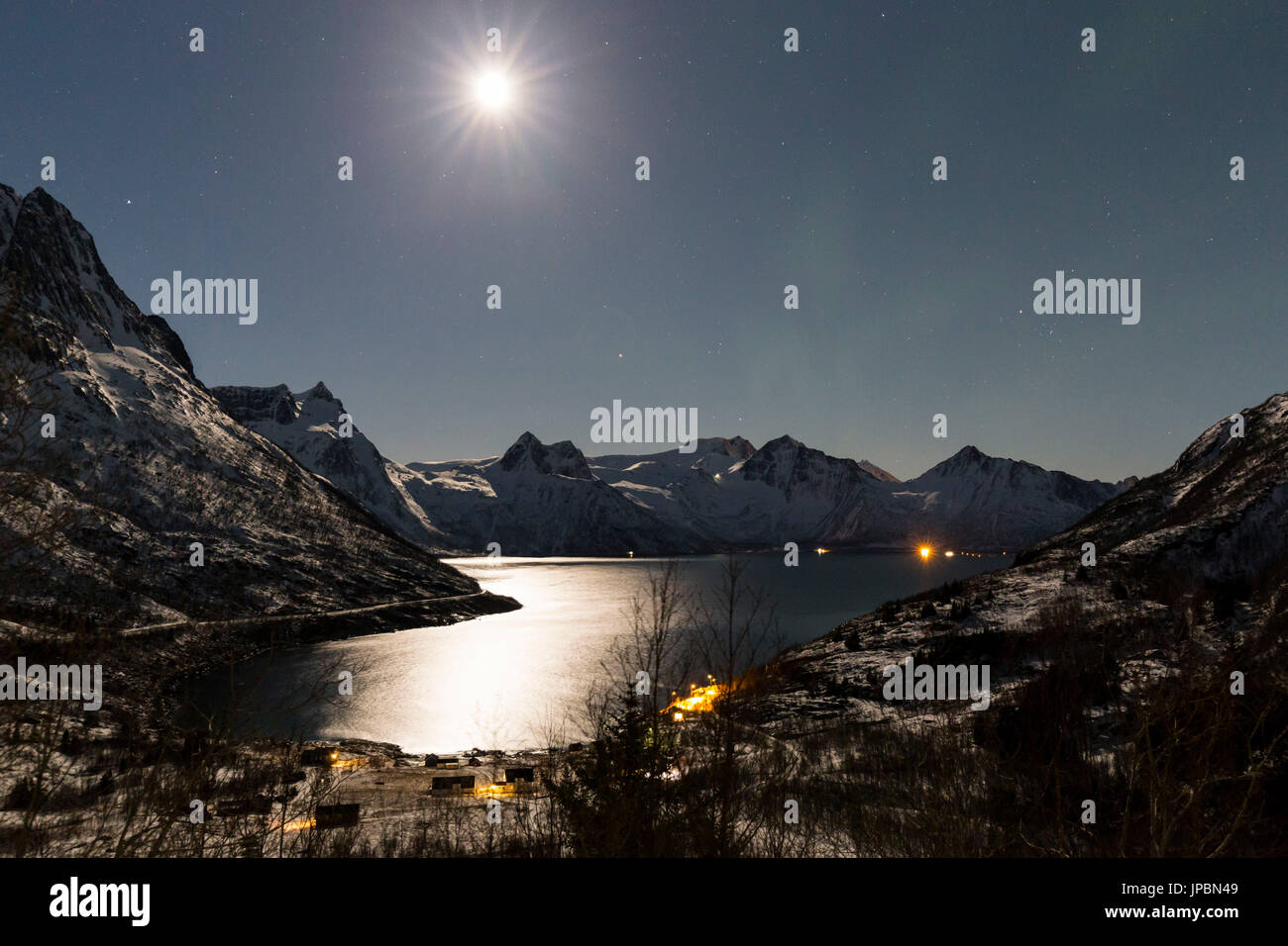 Vollmond über Mefjordbotn, Berg, Senja, Norwegen, Europa Stockfoto