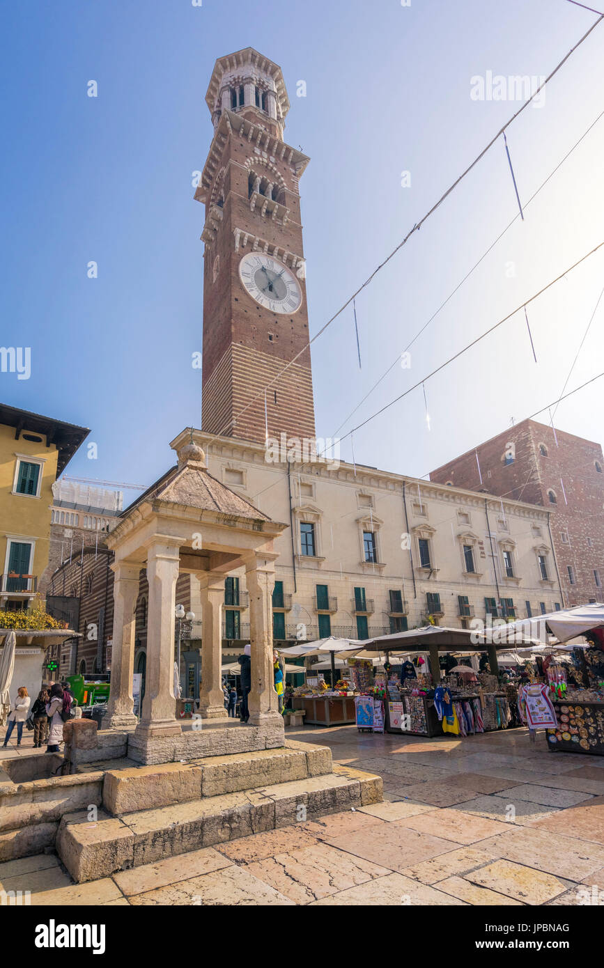 Verona, Veneto, Italien. Piazza Delle Erbe mit Torre dei Lamberti auf dem Hintergrund Stockfoto