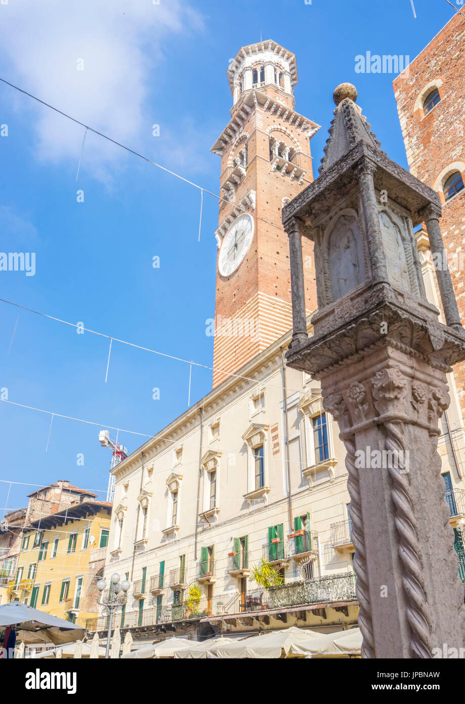 Verona, Veneto, Italien. Piazza Delle Erbe mit Torre dei Lamberti auf dem Hintergrund Stockfoto
