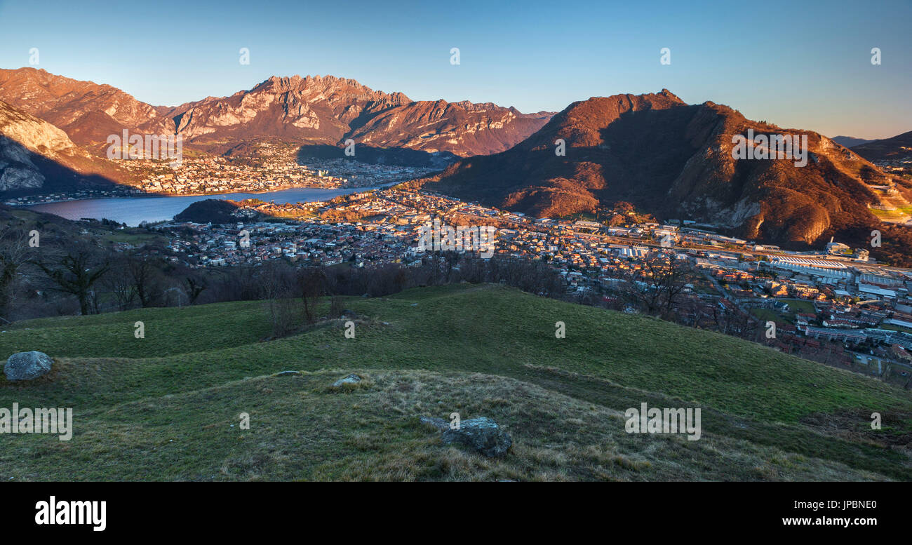 Sonnenuntergang auf Lecco und roten Berge aus der Ebene von San Tomaso, Comer See, Lombardei, Italien, Europa Stockfoto
