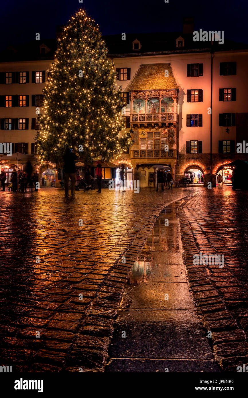 Eine gewöhnliche Winternacht im historischen Zentrum von Innsbruck, mit dem bekannten Goldenes Dachl und den Weihnachtsbaum der Stadt. Innsbruck, Tirol, Österreich, Europa Stockfoto