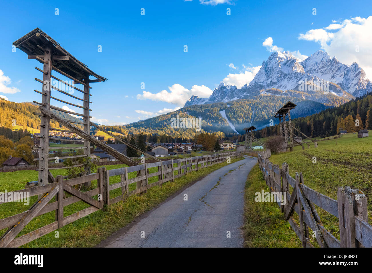 Europa, Italien, Südtirol, Bozen. Trockengestelle für Heu in der Landschaft von Sexten Tal, Dolomiten Stockfoto