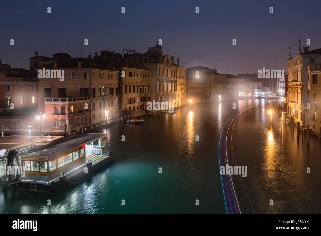 Europa, Italien, Veneto, Venedig. Blick auf den Canal Grande von der Accademia Brücke Stockfoto