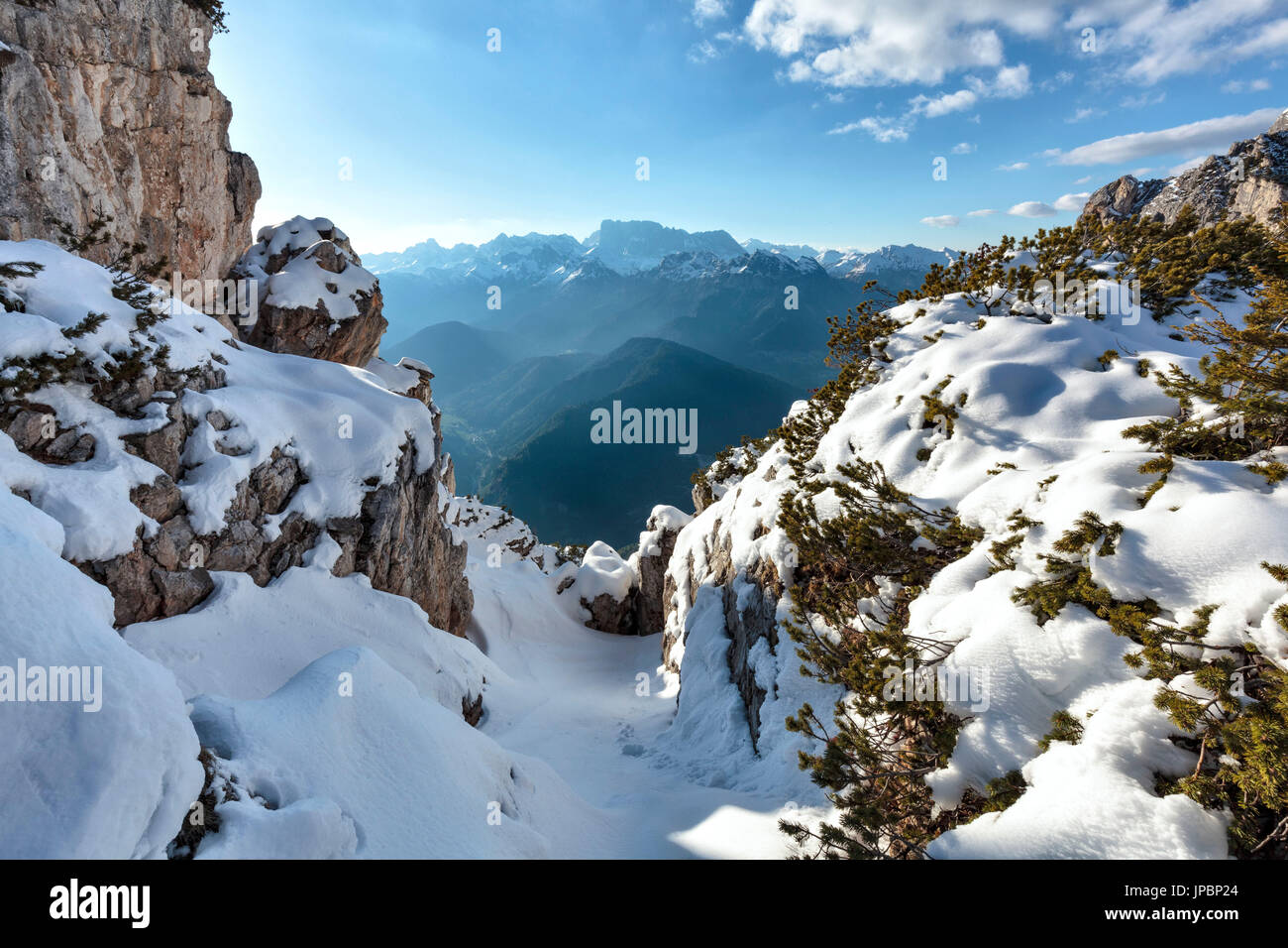Europa, Italien, Veneto, Belluno, Agordino, Dolomiten, Palazzo m Snowy gully, im Hintergrund das Biois Tal Stockfoto
