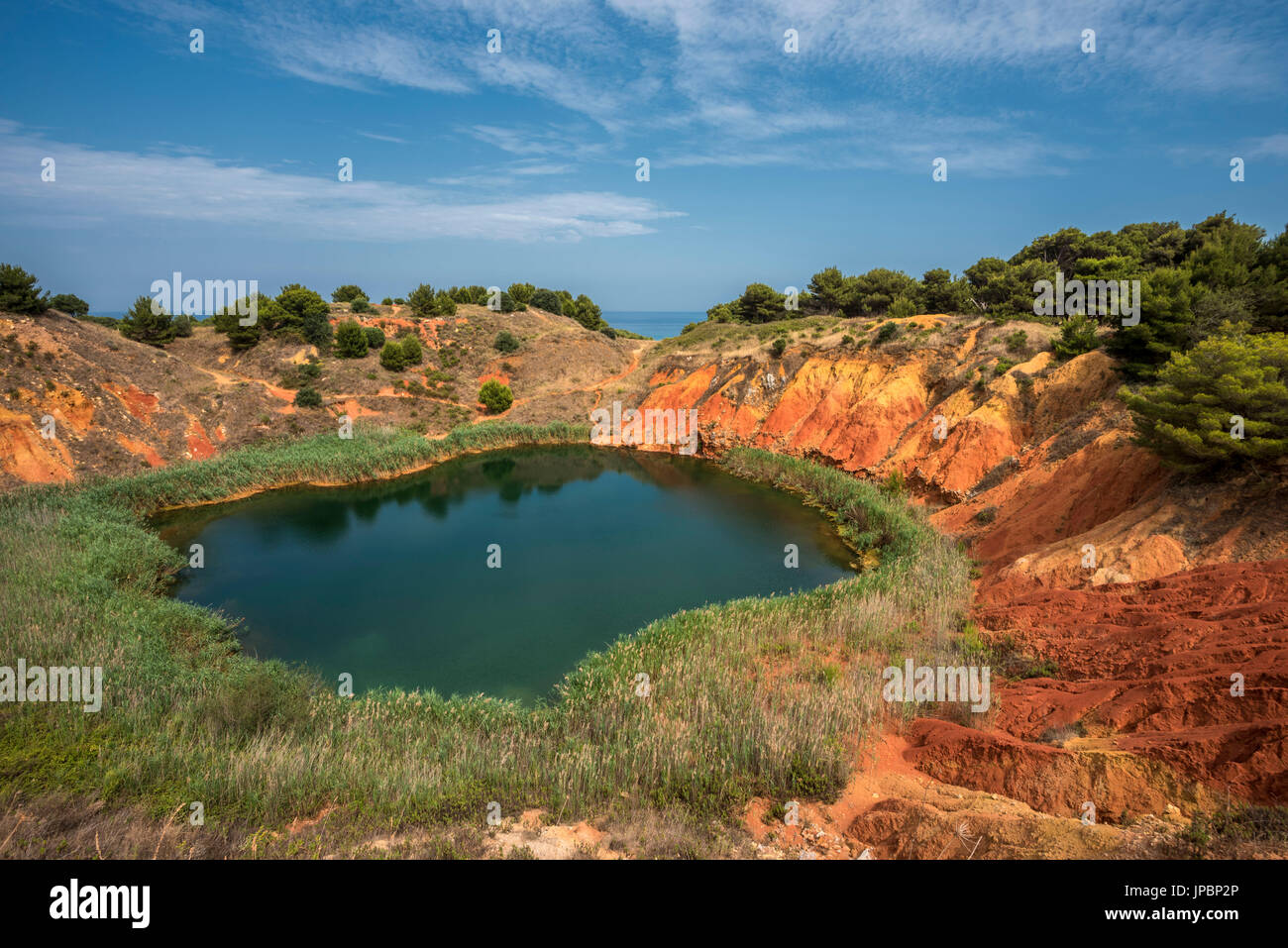 Otranto, Provinz von Lecce, Salento, Apulien, Italien. Abandonet Bauxit Mine mit grüner See Stockfoto