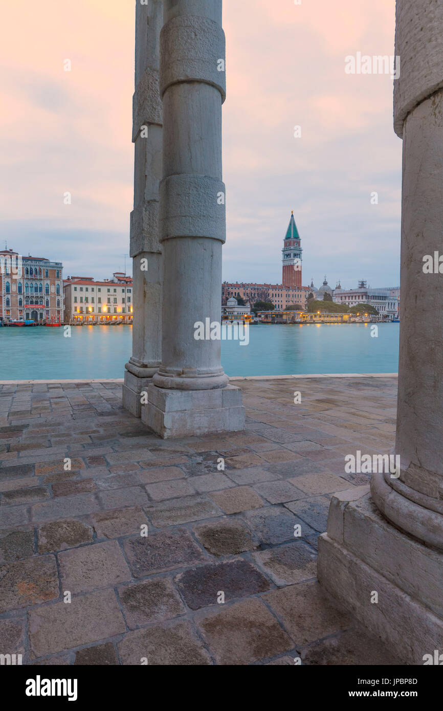 Europa, Italien, Veneto, Venedig. Blick auf San Marco Glockenturm und Gebäude auf dem Canal Grande Trog die Spalten der Punta della Dogana Stockfoto