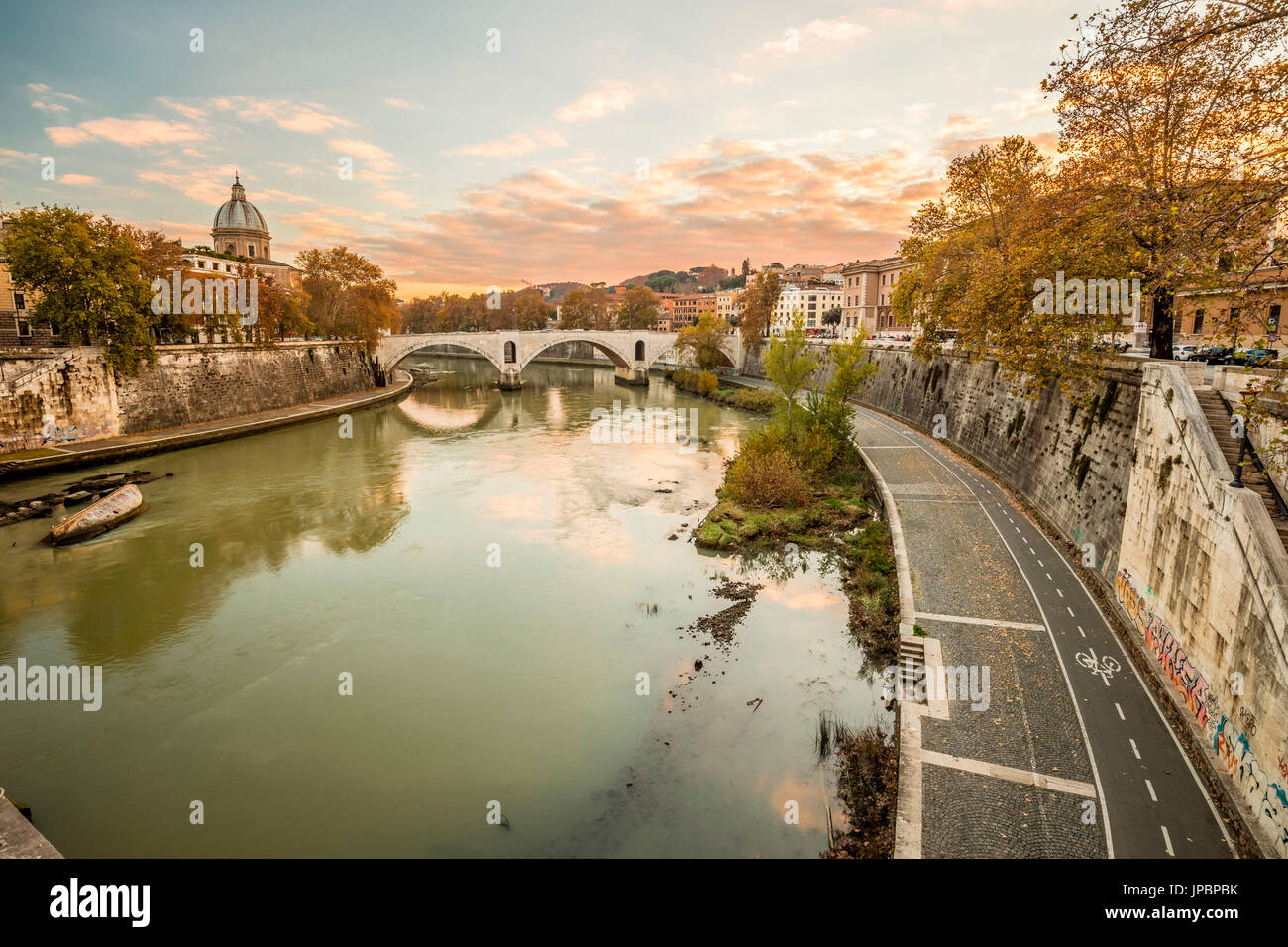 Europa, Italien, Latium, Rom. Sonnenuntergang am Fluss Tiber Stockfoto