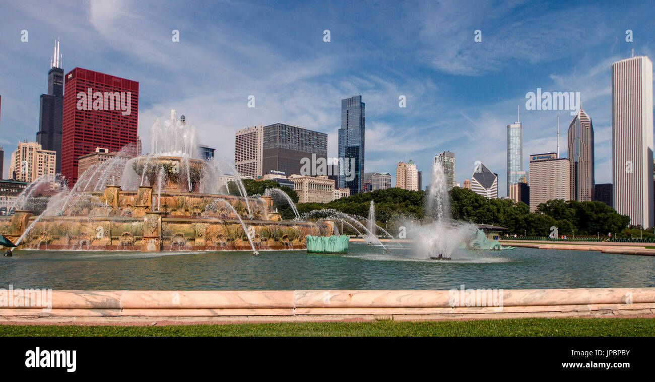 Die Buckingham Memorial Fountain im Millenium Park und die Skyline von Chicago. Illinois, USA Stockfoto
