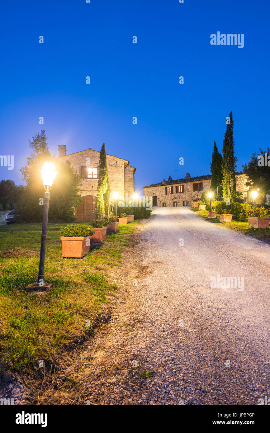 Valdorcia, Siena, Toskana, Italien. Typischen toskanischen Farm in der Abenddämmerung. Stockfoto