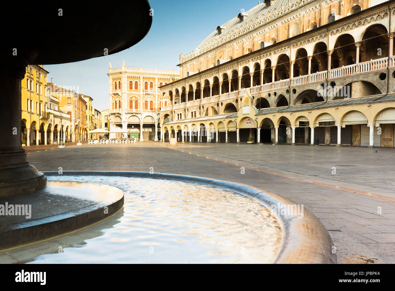 ein Blick auf die Piazza Delle Erbe, dominiert von der imposanten Palazzo della Ragione, Padua Provinz, Venetien, Italien, Europa Stockfoto