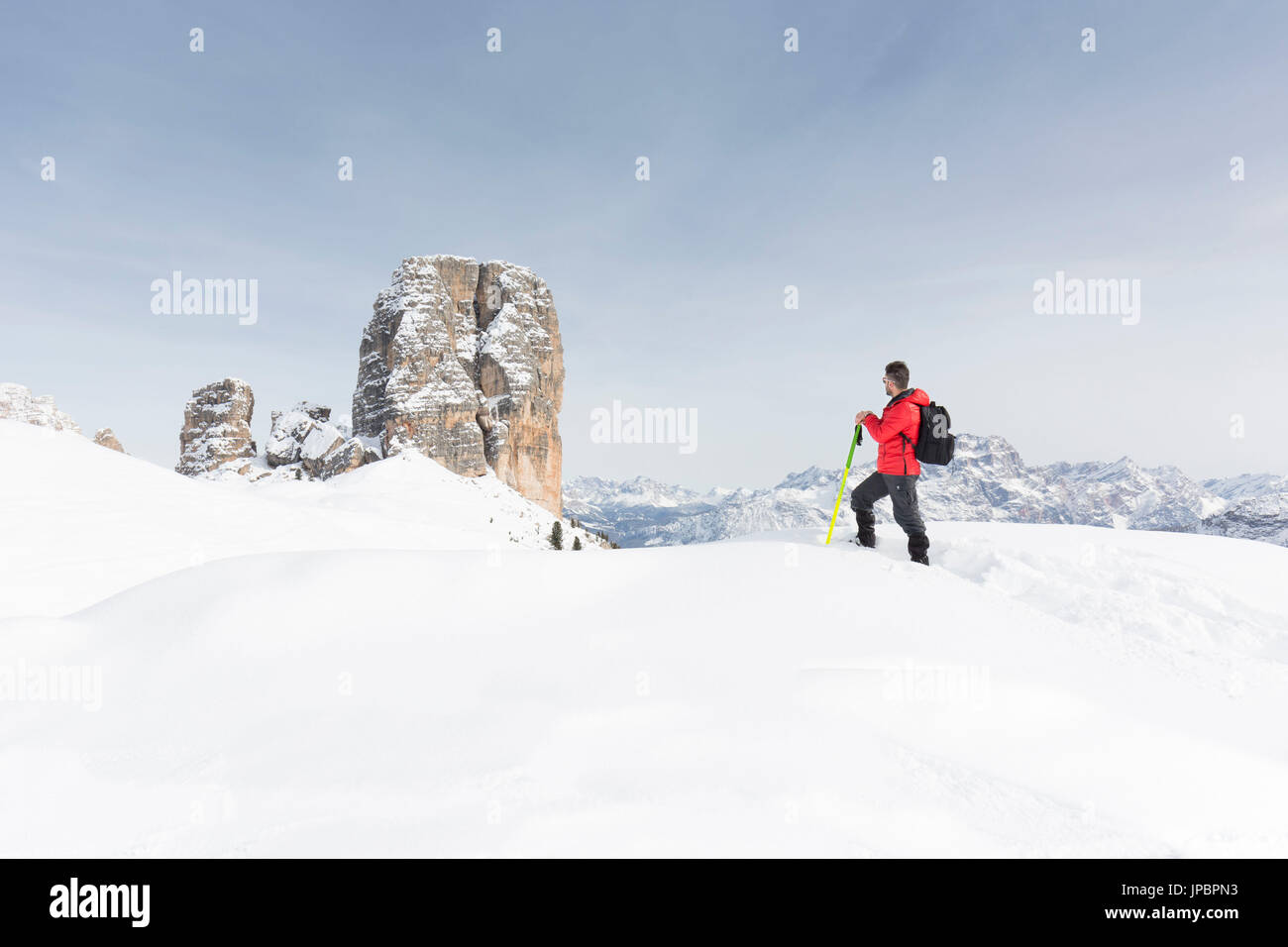 ein Blick auf ein Wanderer mit Schneeschuhen auf den Cinque Torri Belluno Provinz, Venetien, Italien, Europa Stockfoto