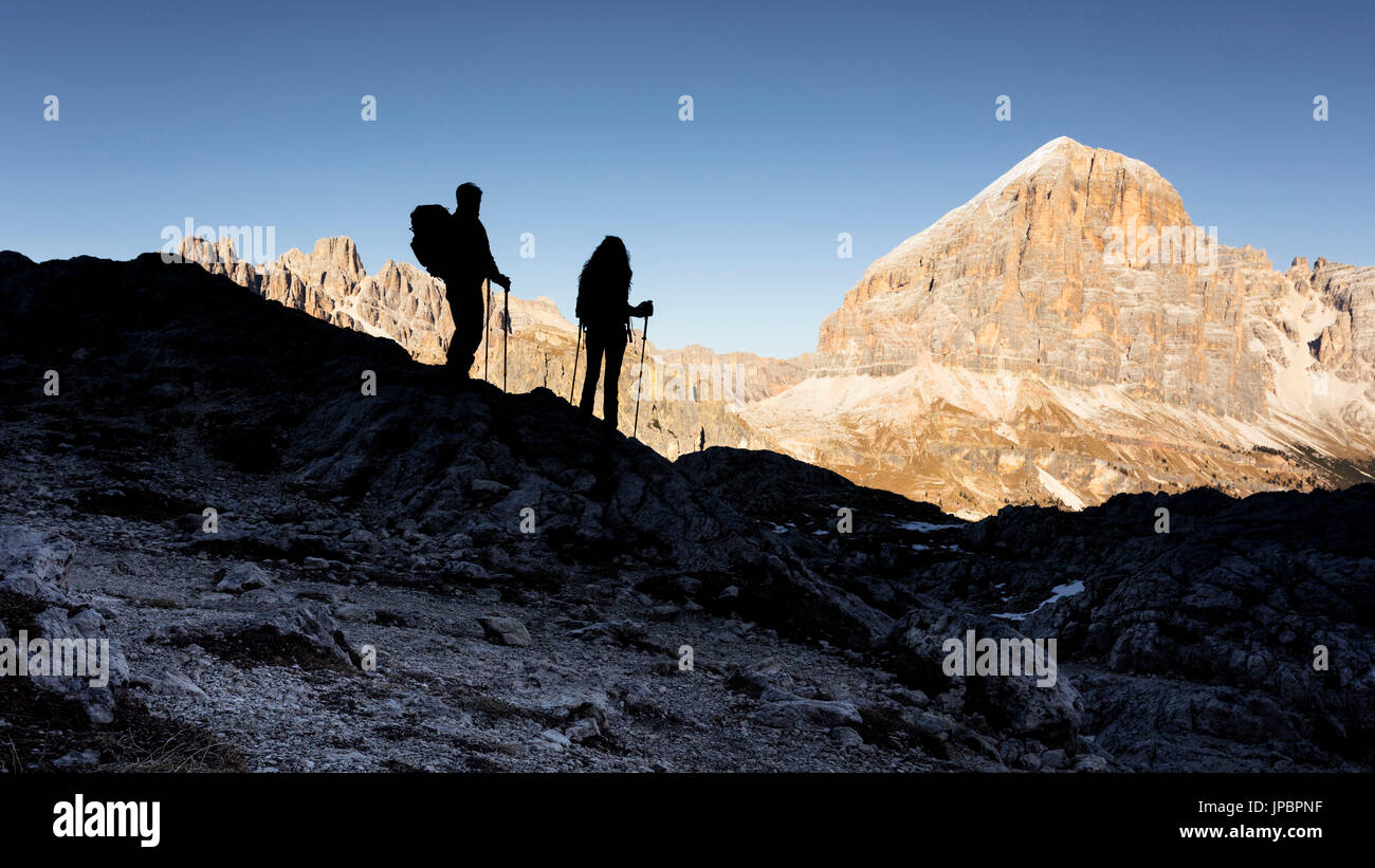 ein Blick auf zwei Wanderer im Schatten stehen, Blick auf den Gipfel der Tofana, Provinz Belluno, Region Venetien, Italien, Europa, Stockfoto