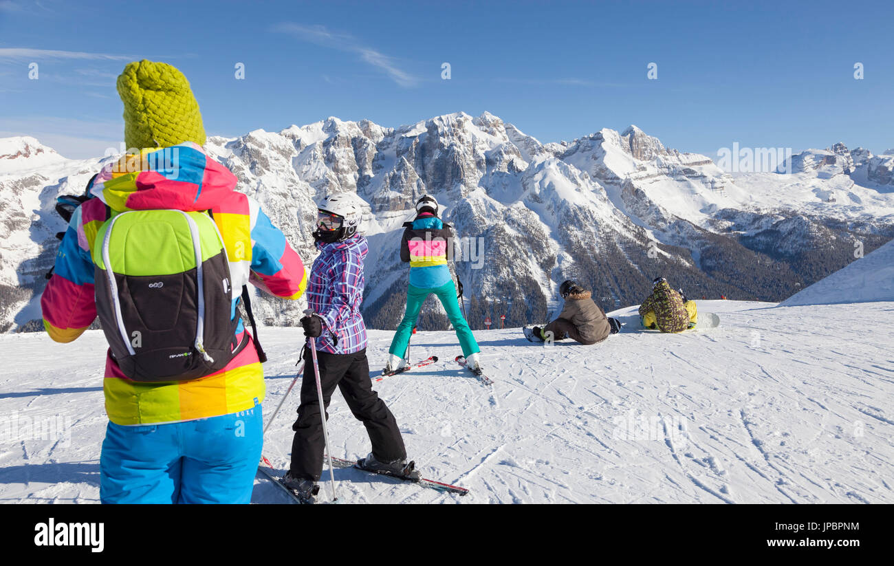 ein Blick auf eine Gruppe von Skifahrern im Skigebiet Folgarida mit Brenta-Gruppe im Hintergrund, Provinz Trento, Trentino Alto Adige, Italien, Europa Stockfoto
