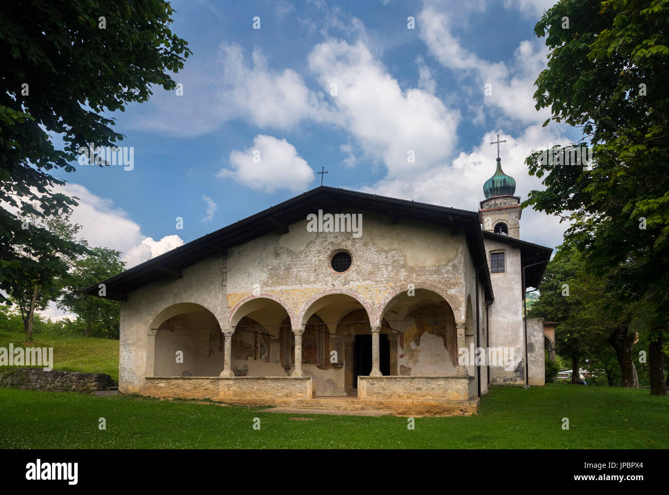 Die wunderschöne Gemälde und Fresken des Santuario della Santissima Trinità in Casnigo, Val Seriana, Provinz Bergamo, Lombardei, Italien. Stockfoto