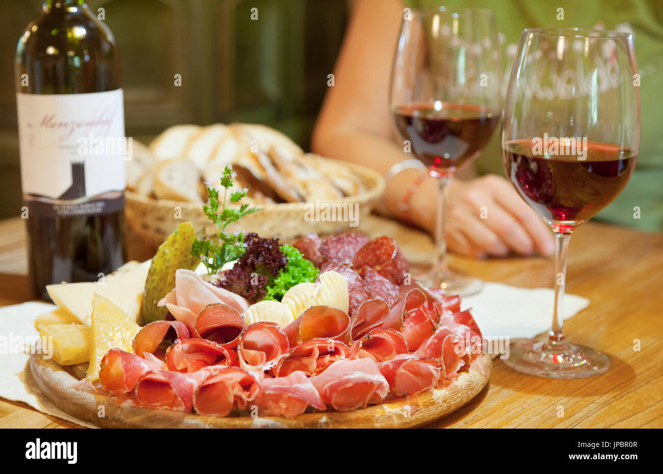 einem gut gedeckten Tisch mit typischen Produkten aus Südtirol: roter Wein, Käse und Salami, Bozen Provinz, Südtirol, Trentino Alto Adige, Italien, Europa Stockfoto