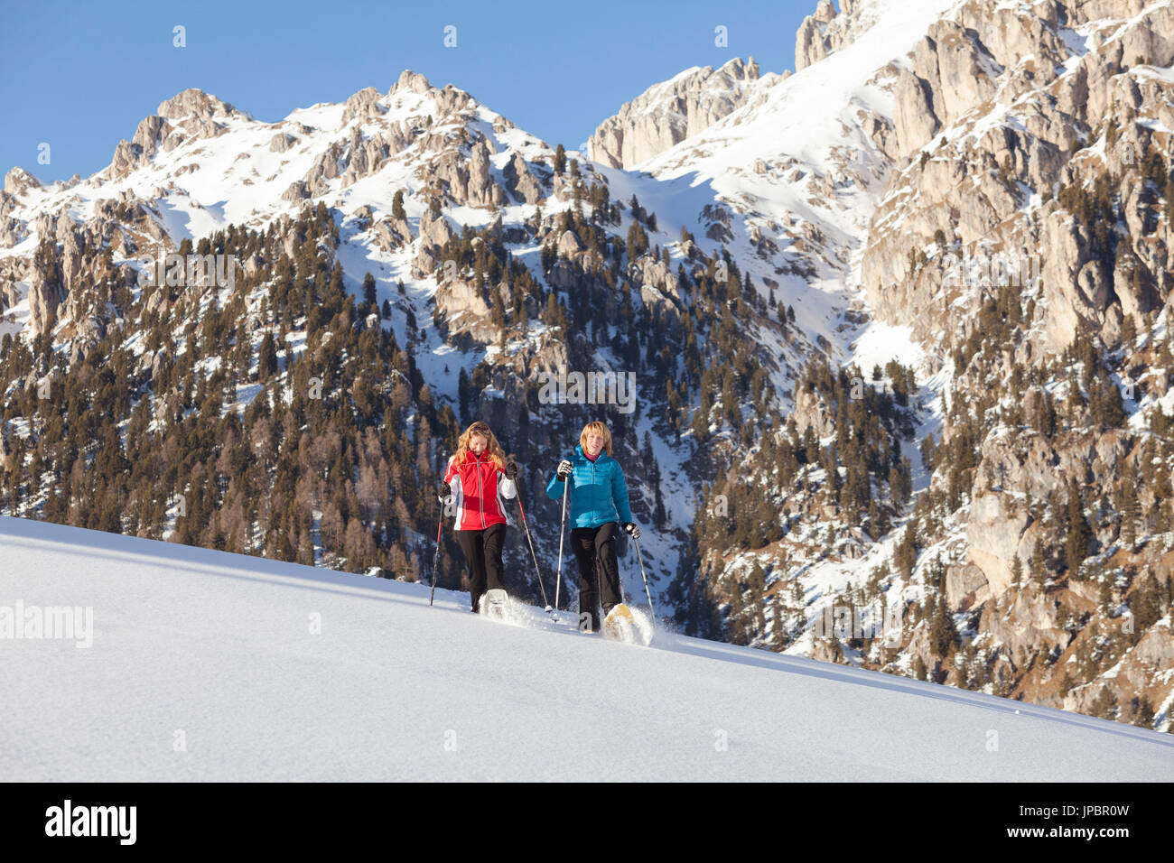 zwei Modelle gehen mit Schneeschuhen auf Neuschnee Gefühl, die Emotion des Pulver, Villnöss, Bozen Provinz, Südtirol, Trentino Alto Adige, Italien, Europa Stockfoto