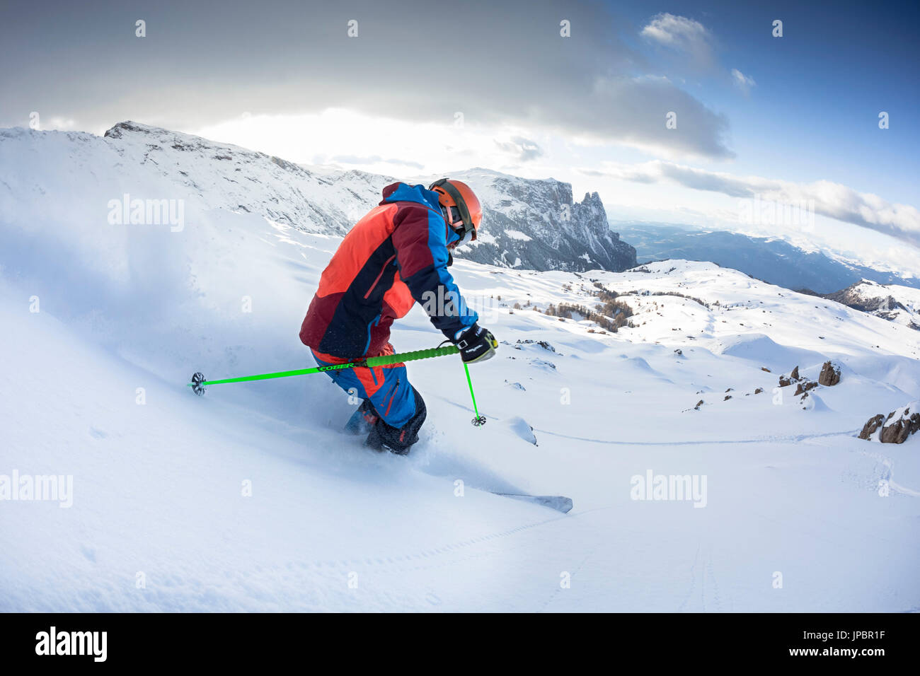 Winter-Blick auf die Seiser Alm mit einem Skifahrer in einem Off-Piste, Provinz Bozen, Südtirol, Trentino Alto Adige, Italien, Europa Stockfoto