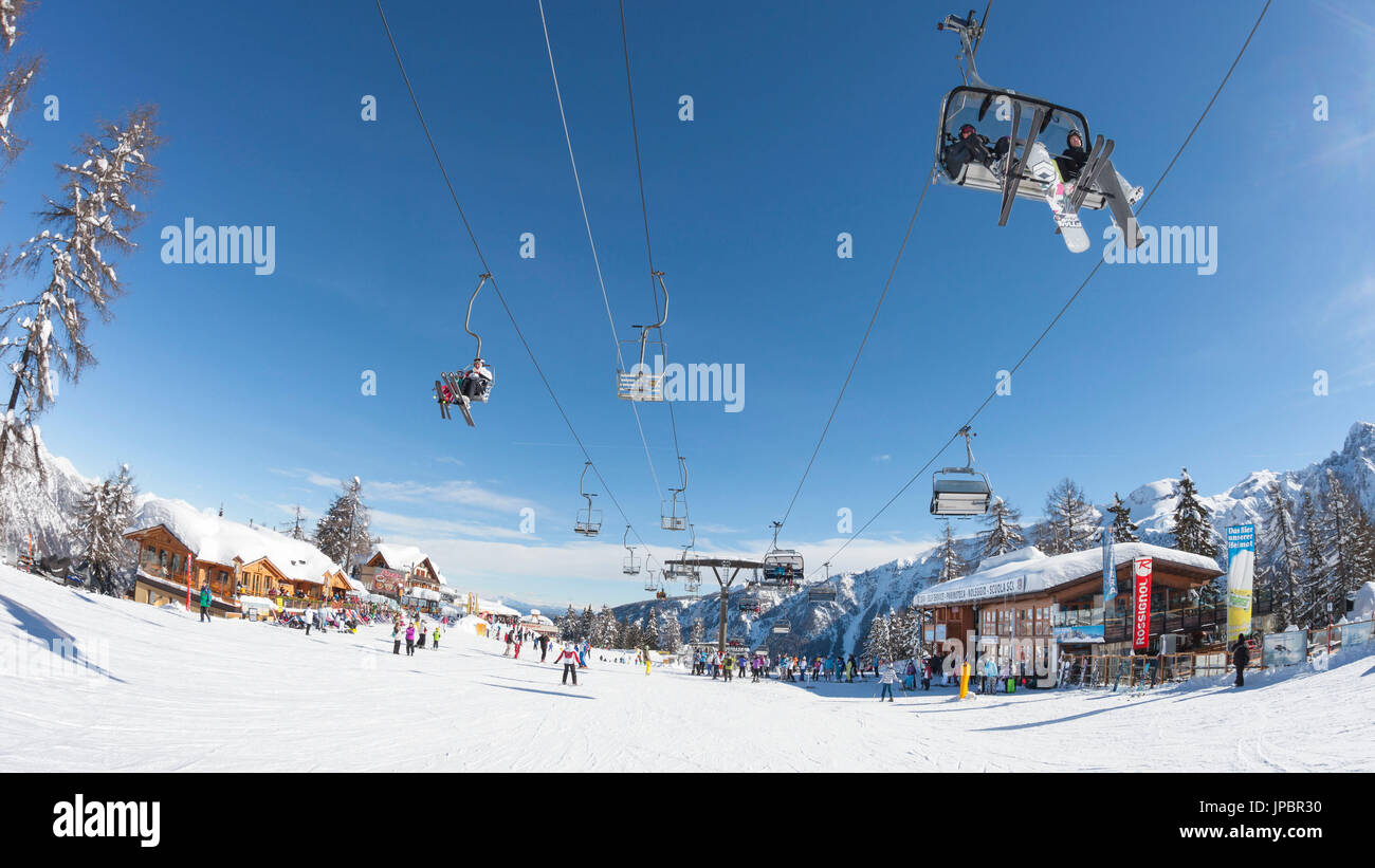 ein Fisheyed Blick auf das Skigebiet Folgarida mit vielen Touristen auf der Piste, Provinz Trento, Trentino Alto Adige, Italien, Europa Stockfoto