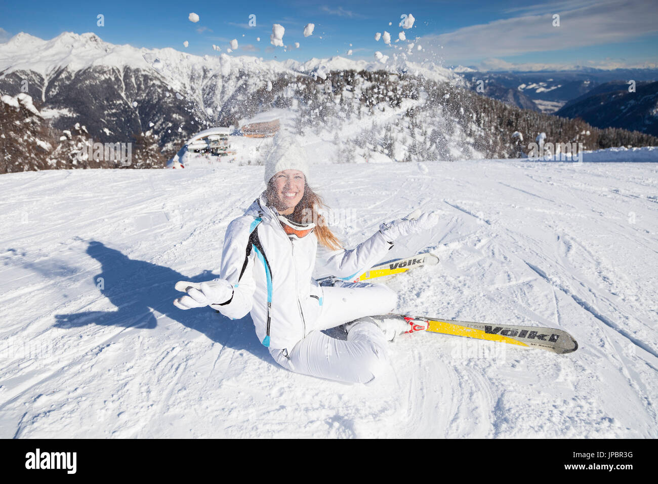 schönes Mädchen mit ihren Skiern spielt mit Neuschnee Marilleva Abhänge, Provinz Trento, Trentino Alto Adige, Italien, Europa, Stockfoto