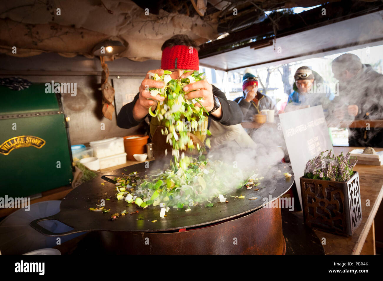 eine Momentaufnahme während der Zubereitung eines typischen Tyroler Straße im Weihnachtsmarkt, Stadt Bruneck, Provinz Bozen, Südtirol, Trentino Alto Adige, Italien, Europa Stockfoto
