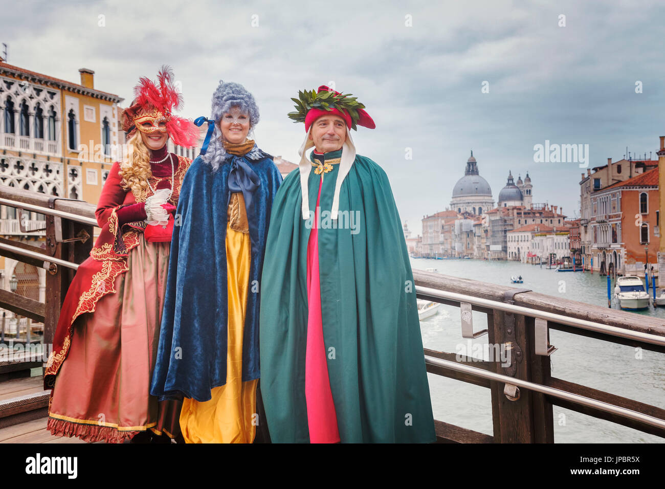 Europa, Italien, Veneto, Venedig. Gruppe von Menschen im Karneval Kostüm auf der Accademia-Brücke Stockfoto