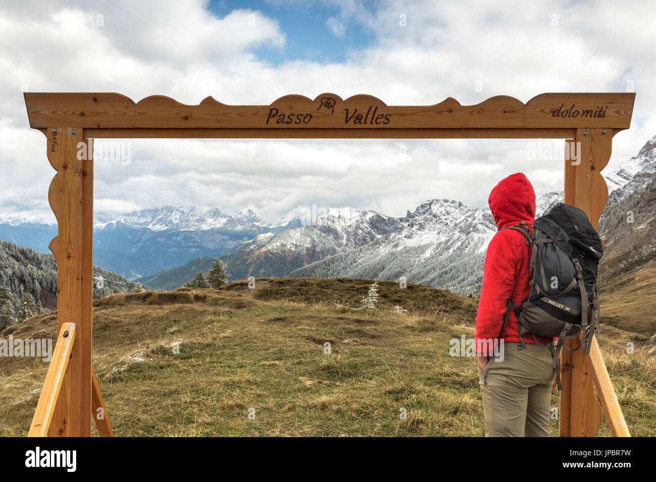 Europa, Italien, Trentino, Predazzo. Gadget für Touristen, einen Holzrahmen zu fotografieren auf dem Valles Pass, Dolomiten Stockfoto