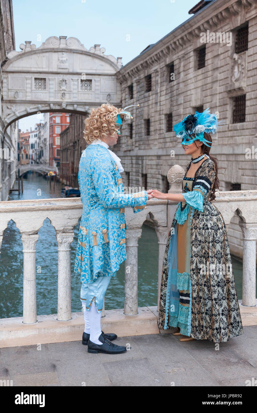 Europa, Italien, Veneto, Venedig. Paar im Karneval Kostüm in der Nähe von die Seufzerbrücke (Ponte dei Sospiri) Stockfoto