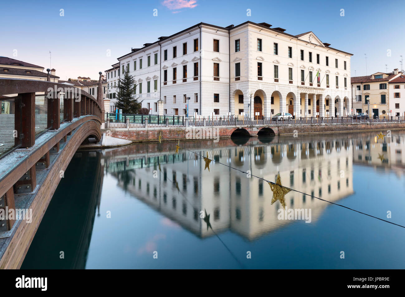 Europa, Italien, Veneto, Treviso. Das Gebäude der Universität und der Brücke der Universitäten am Fluss sile Stockfoto