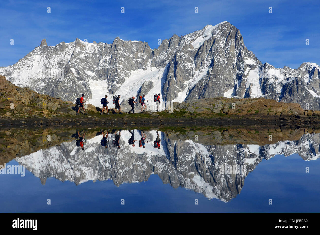 Wanderer und Mont Blanc (Monte Bianco) spiegelt sich in den See, Pascal Biwak, Aostatal, Italien Stockfoto