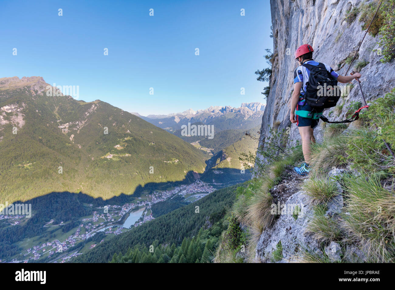 Europa, Italien, Veneto, Agordo, Bergsteiger auf der via Ferrata Fiamme Gialle bei Palazza Alta von Pelsa, Civetta-Gruppe, Dolomiten Stockfoto