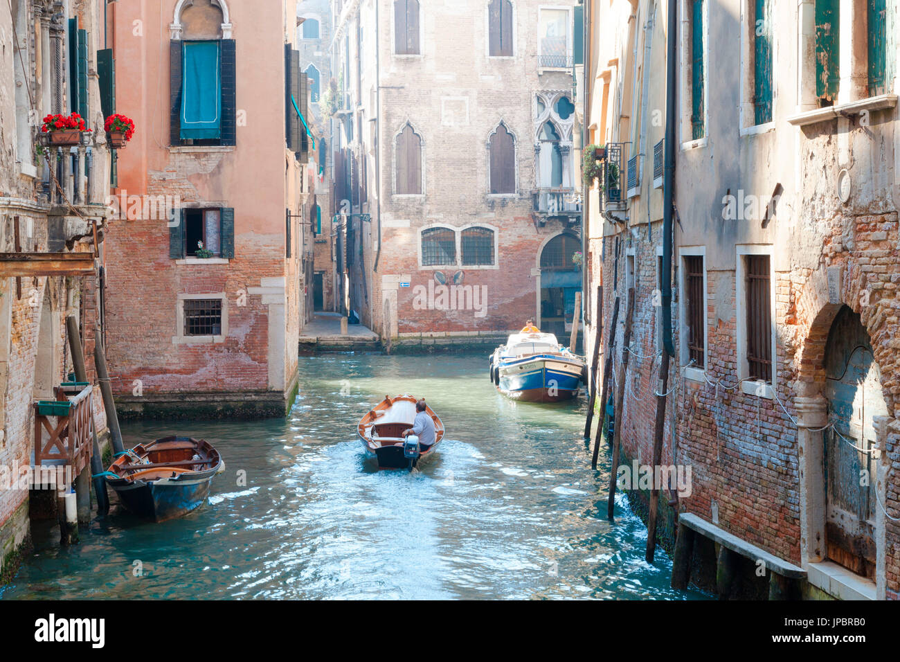 Europa, Italien, Veneto, Venedig. Venezianische Einblick, zwischen den Kanälen und den Gebäuden der Altstadt Stockfoto