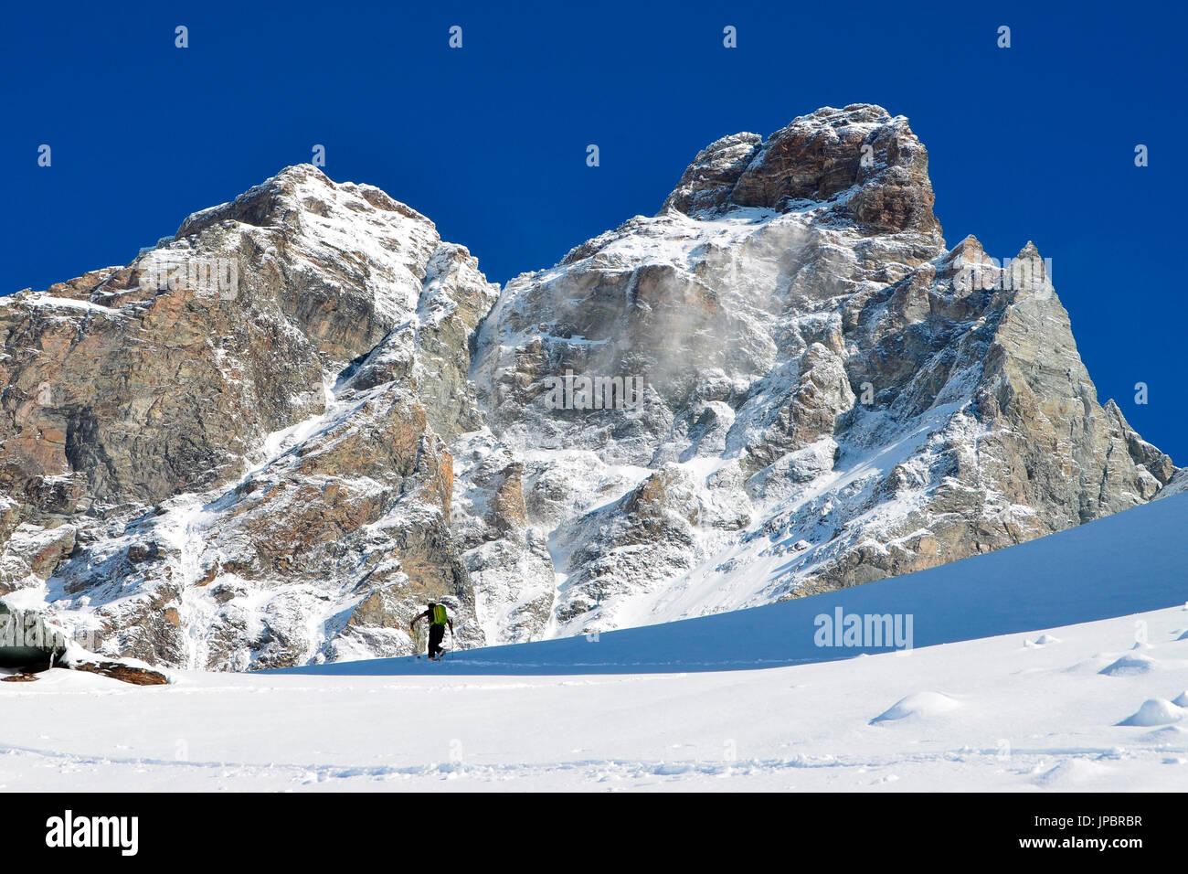 Ski-Ausgangspunkt und Cervino (Matterhorn) im Frühjahr, Cervinia, Aostatal, Italien Stockfoto