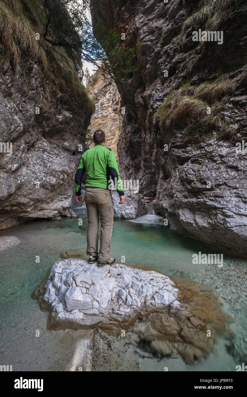 Dolomiten, Belluno, Veneto, Italien. Wanderer bewundert die enge Schlucht des Val Soffia, Mis-Tal Stockfoto