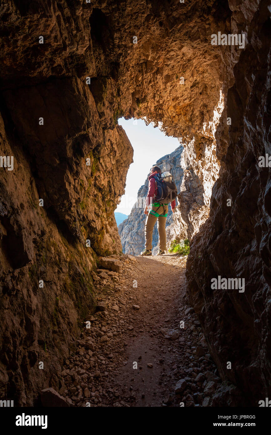 Höhle verwendet als Schlafsaal für die österreichischen Soldaten während des ersten Weltkrieges, Trail Kaiserjaeger, Piccolo Lagazuoi, Dolomiten Stockfoto